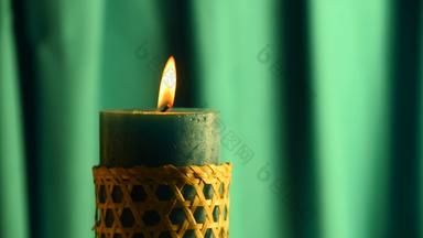 蒂尔蜡烛颤抖火焰绿色窗帘背景吹