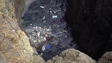 塑料垃圾碎片浮动水下海洋污染塑料碎片水杀死野生动物黑色的海布尔加里