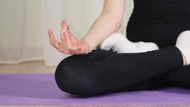 女人坐着莲花构成首页瑜伽培训女Zen手指腿莲花瑜伽体式练习sakhasana体式首页培训