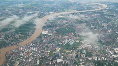 曼谷城市视图潮phraya河飞机云视图窗口座位飞机曼谷城市景观曼谷泰国