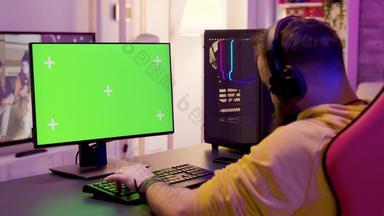 玩视频游戏强大的绿色屏幕显示