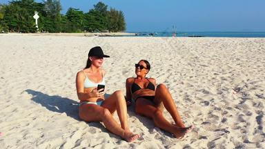 性感的美模型假期海海滩清洁白色沙子蓝色的背景