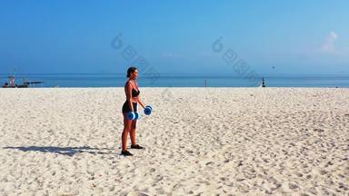 性感的快乐女士们拍的有趣的海滩阳光明媚的蓝色的白色沙子背景