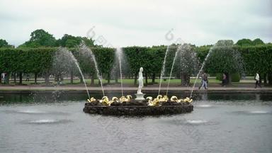 美丽的喷泉彼得霍夫酒店公园