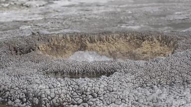 热水沸腾口操作喷泉钙形成沉积间歇泉黄石公园国家公园怀俄明美国
