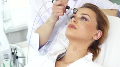 美容师移动电离子透入疗法辊客户的额头