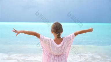 可爱的快乐女孩有趣的白色海滩日落慢<strong>运动视频</strong>