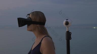 女人虚拟现实头戴式耳机学位相机