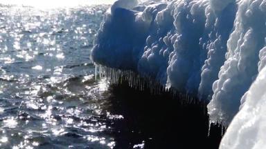 冰柱冻黑色的海眩光太阳水