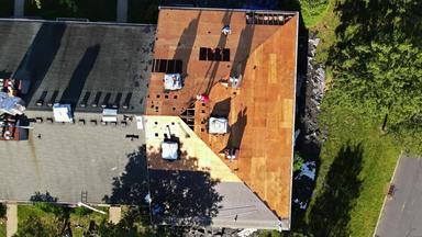东不伦瑞克6月盖屋顶的人钉带状疱疹空气枪替换屋顶封面保护应用