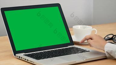 特写镜头女人工作笔记本移动PC手指键盘触控板幻灯片变焦变焦电脑移动PC空白绿色屏幕浓度关键