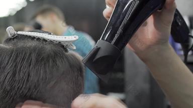 裁剪拍摄理发师打击干燥机样式头发客户端