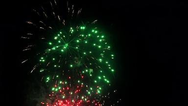 色彩斑斓的烟花黑暗天空显示庆祝活动显示独立一天7月