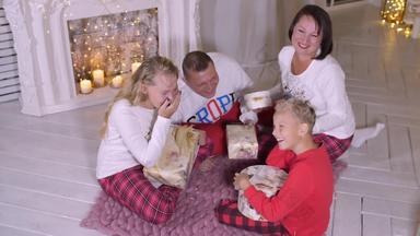 快乐家庭坐着壁炉<strong>赠送</strong>圣诞节礼物假期