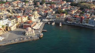 空中无人机视图视频<strong>标志性</strong>的风景如画的威尼斯港口有关著名的灯塔传统的字符克里特岛岛希腊体系结构威尼斯港口有关