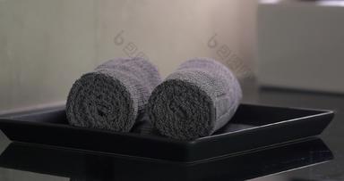 <strong>管家</strong>放置清洁毛巾酒店房间