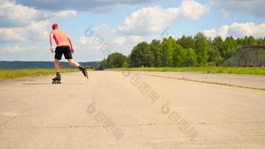 练习溜冰者享受内联洗牌男人。太阳镜光红色的t恤黑色的裤子很容易转移重量腿腿不错的阳光明媚的夏天一天自然滑冰公园