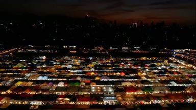 前视图忙亚洲街食物铁路晚上市场泰国色彩斑斓的摊位受欢迎的旅游目的地曼谷