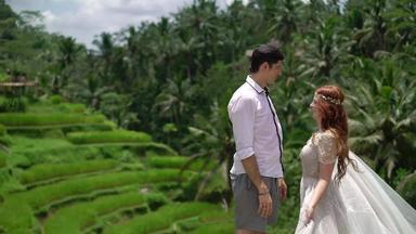 新婚夫妇摆姿势大米阳台巴厘岛持有手拥抱浪漫的婚礼