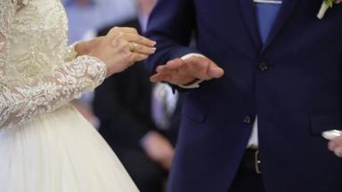 婚礼仪式可爱的夫妇交换婚礼环
