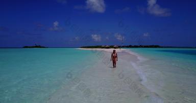 性感的有趣的女性假期享受生活海滩阳光明媚的蓝色的白色沙子背景