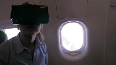 慢运动视图女人VR头盔智能手机飞机