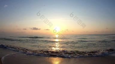 海波打击海滩燕子飞行背景云金光日出早....天空Thungwua莱恩海滩春蓬泰国