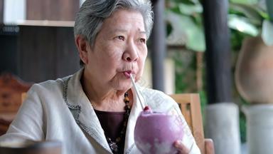 亚洲上了年纪的<strong>高级</strong>老女人喝浆果奶昔奶昔<strong>餐厅</strong>成熟的退休生活方式