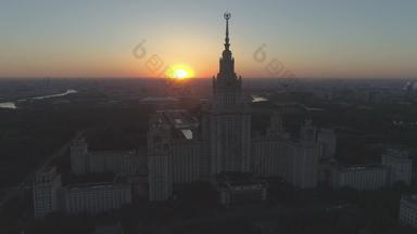 莫斯科状态大学城市景观阳光明媚的早....俄罗斯空中视图无人机飞行向前向上接近尖塔