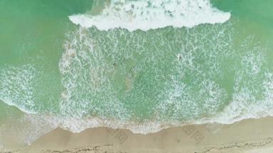 海洋波桑迪海滩空中垂直自顶向下视图