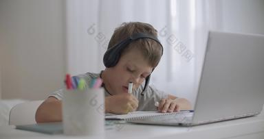孩子男孩听音乐耳机移动PC画图片坐着表格首页