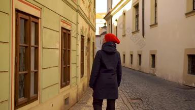 年轻的女人<strong>红色</strong>的他走布拉格捷克小镇街