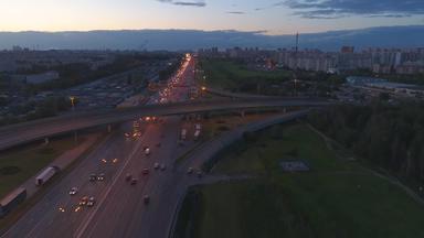 交通<strong>汽车</strong>高速公路晚上<strong>城市城市城市</strong>景观飞行落后的空中视图