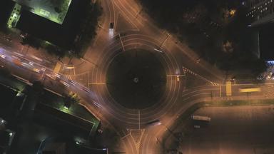 照亮环形交叉路口城市汽车交通晚上轮十字路口空中时间孩子