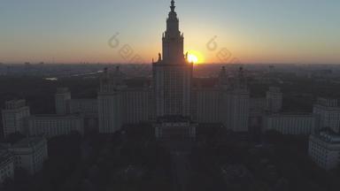 莫斯科状态大学城市天际线日出俄罗斯空中视图无人机飞行向上