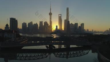全景<strong>上海</strong>天际线外白渡桥日出lujiazui金融区黄埔河中国空中视图无人机飞行向上建立拍摄