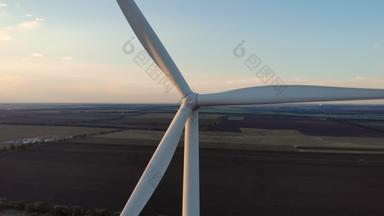 无人机飞行风权力涡轮旋转转子叶片农业字段黄昏日落可再生能源源风车电权力生产乌克兰