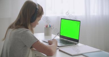 电子学习schoolers互联网女孩画字帖听老师Videochat绿色屏幕移动PC