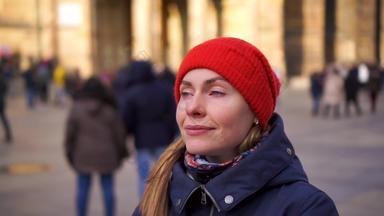 年轻的漂亮的女人<strong>红色</strong>的他微笑布拉格捷克城堡大教堂广场
