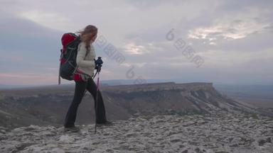 年轻的徒步旅行者女人背包徒步旅行波兰人走边缘岩石<strong>替身</strong>完整的拍摄横盘整理视图慢运动