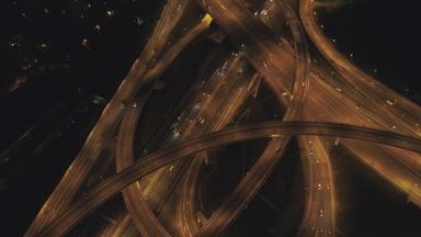 照亮复杂的路十字路口<strong>汽车</strong>交通晚上无人机飞行落后的相机倾斜空中垂直视图