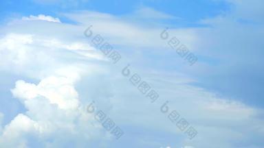 纯清晰的蓝色的天空白色堆云移动风