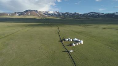 <strong>蒙古包</strong>里谷山背景阳光明媚的夏天一天空中视图无人机轨道