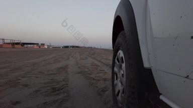 <strong>开车</strong>海滩阿尔巴尼亚结束一天白色运动型多功能车车辆<strong>开车</strong>沙子