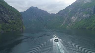 渡船船盖郎厄尔<strong>峡湾峡湾</strong>夏天一天绿色mounains挪威空中视图无人机轨道