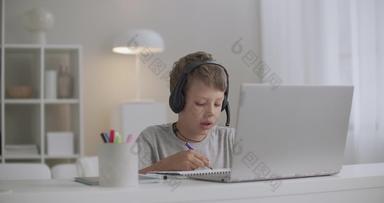 青少年男孩画听音乐耳机坐着首页白天绘画图片