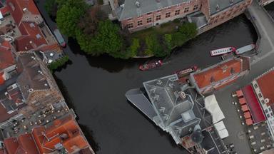 运河船鸟视图使用比利时倾斜揭示城市景观
