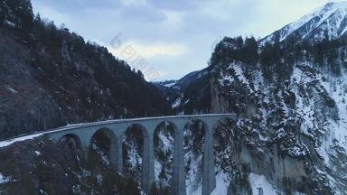 landwasser高架桥铁路冬天一天山喉咙河空中视图瑞士阿尔卑斯山脉瑞士无人机苍蝇向前向上相机倾斜