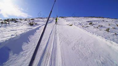 滑雪滑雪电梯阳光明媚的冬天一天