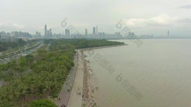 深圳城市景观一天福田区城市天际线湾公园中国空中拍摄无人机苍蝇向后向上